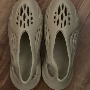 Like Yeezy foam runner